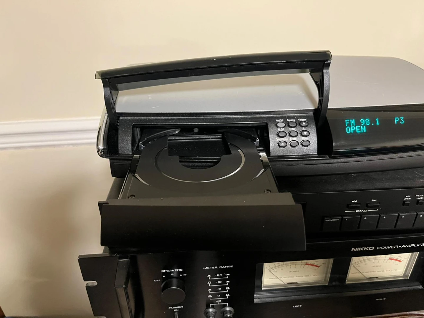 Bose AV18 Media Center - photo 2