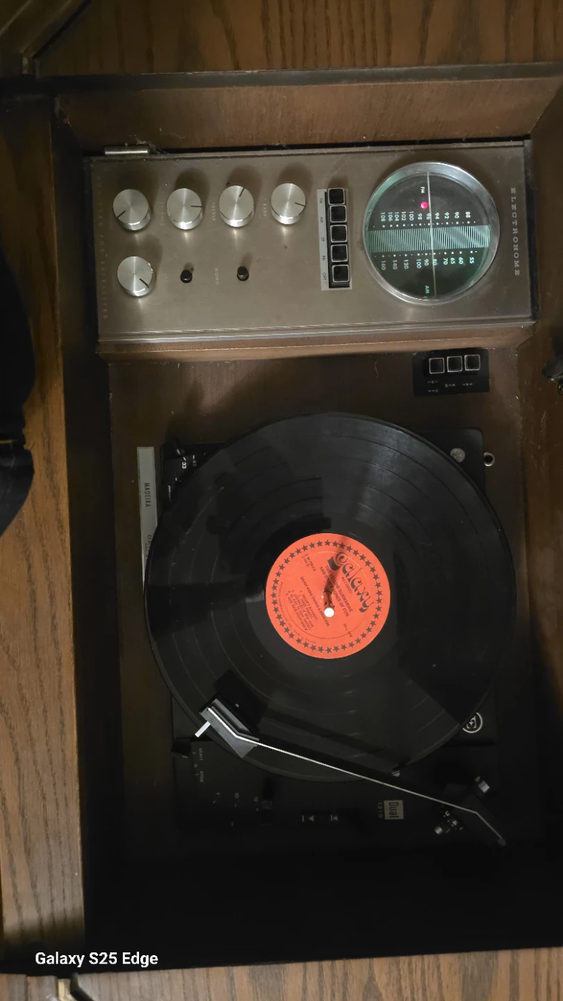 Vintage Electrohome Stereo Record Player and Radio Console - photo 3