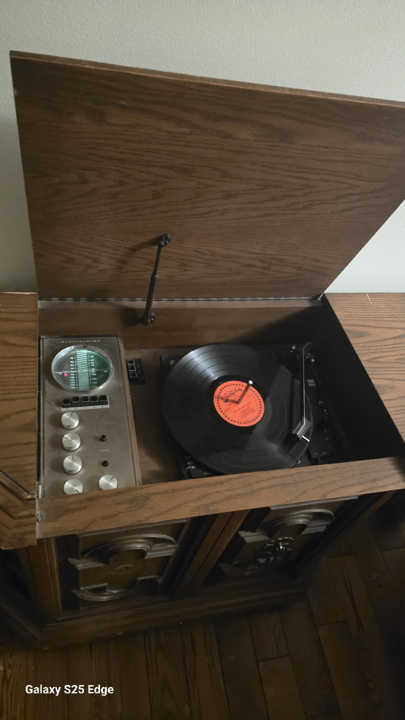 Vintage Electrohome Stereo Record Player and Radio Console - photo 4