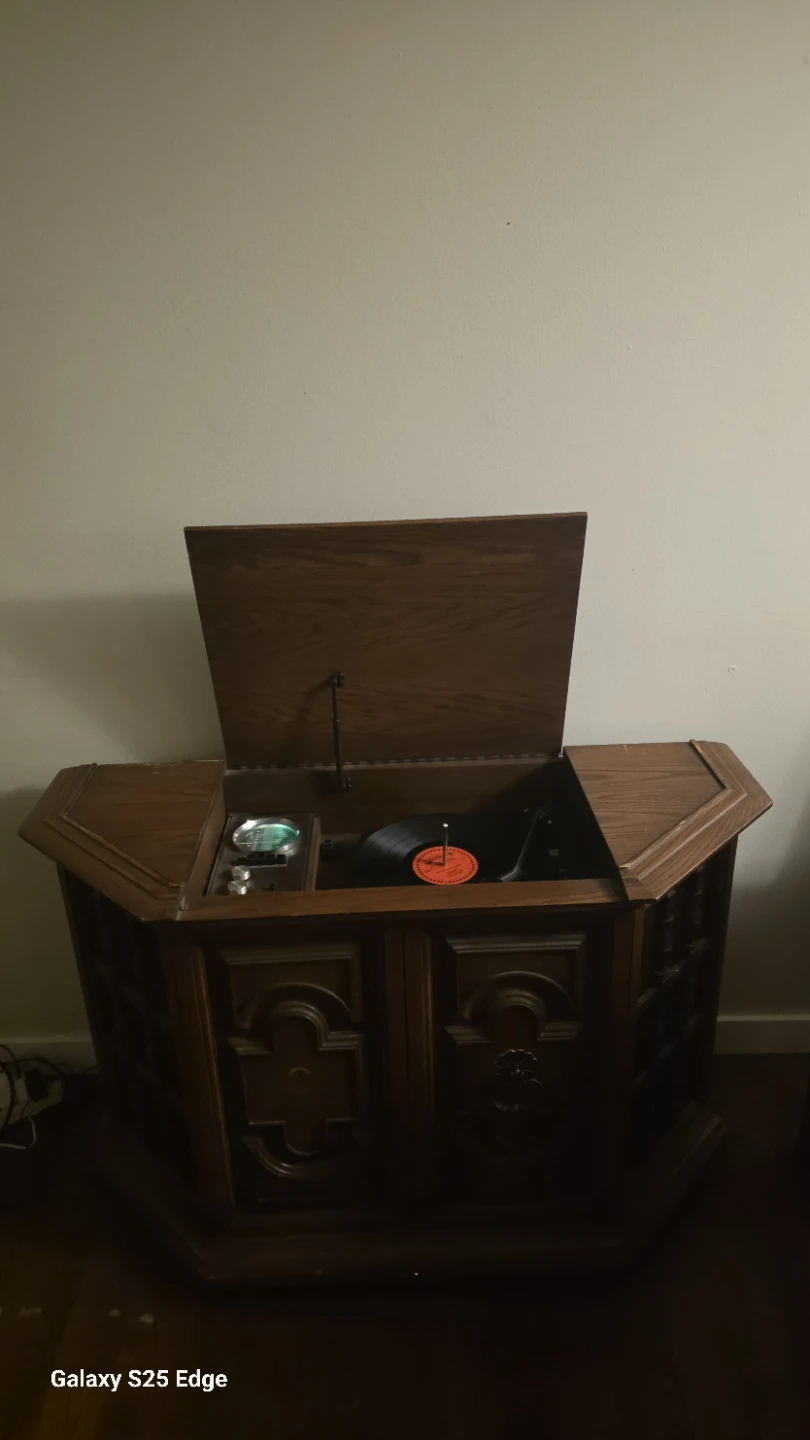 Vintage Electrohome Stereo Record Player and Radio Console - photo 5