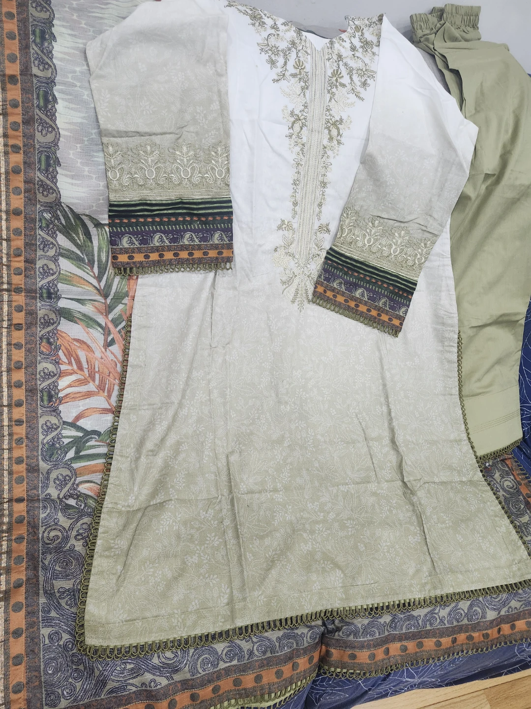 J.embroiderd 3 piece suit - photo 3