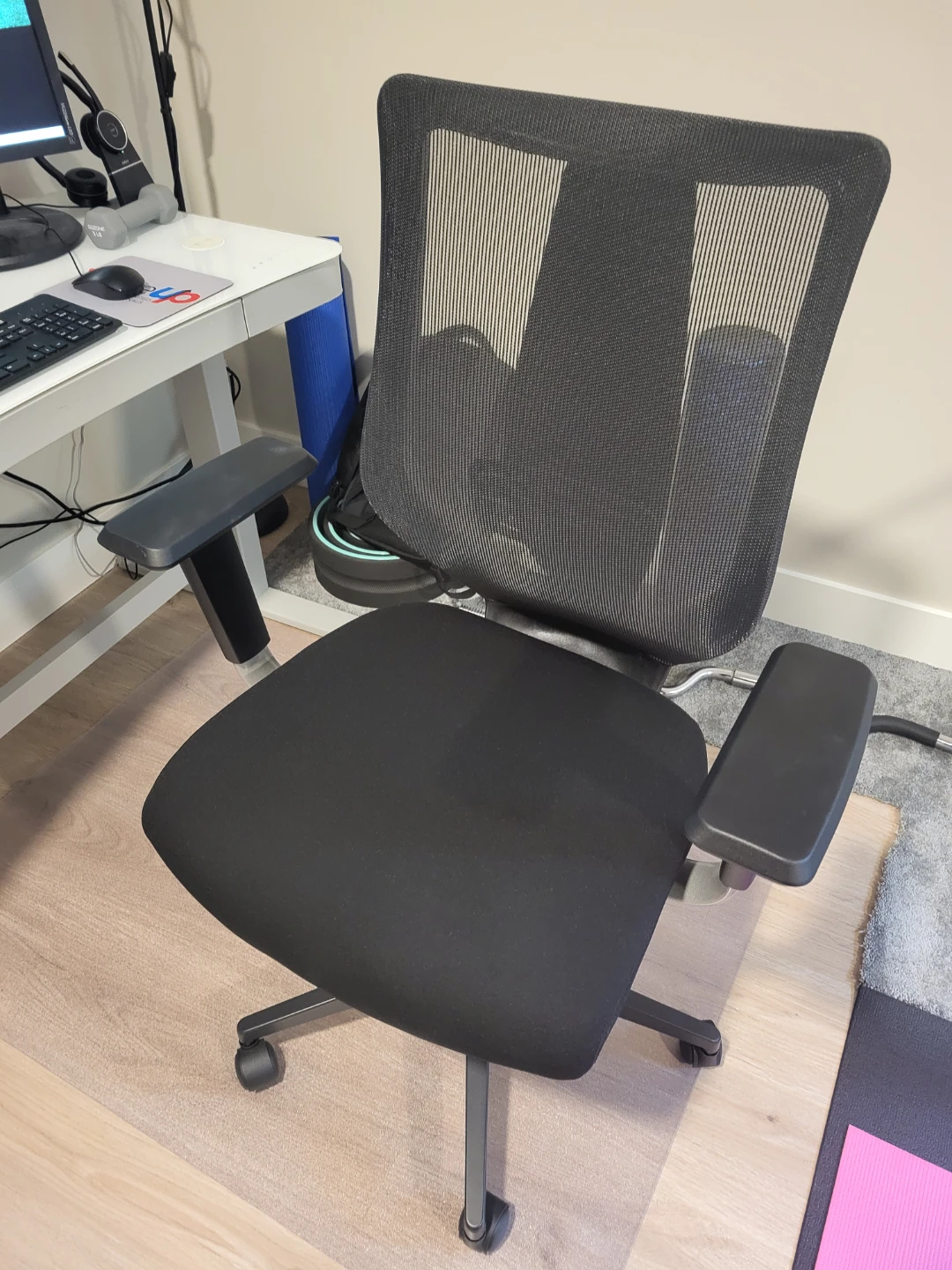 Adjustable computer desk with glasstop and chair - photo 2