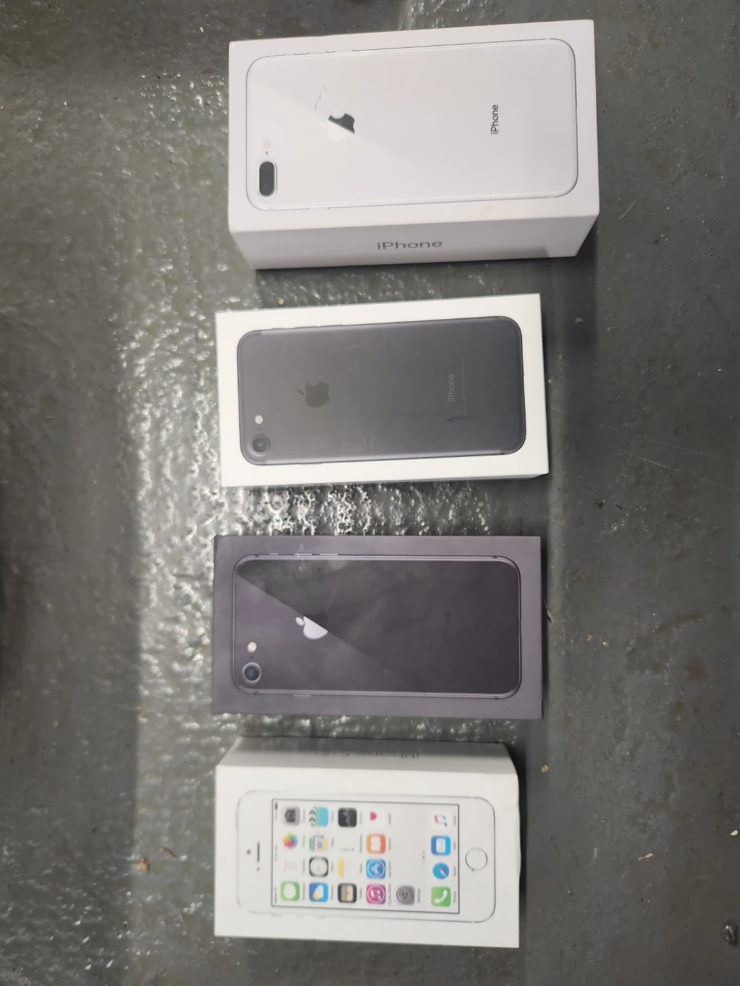 Apple iPhone  boxes (4 items, various models)