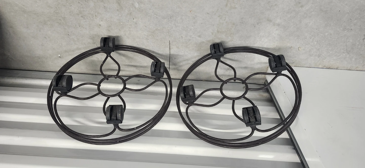 Metal flower stand with wheels of 2, one for $10 - photo 2