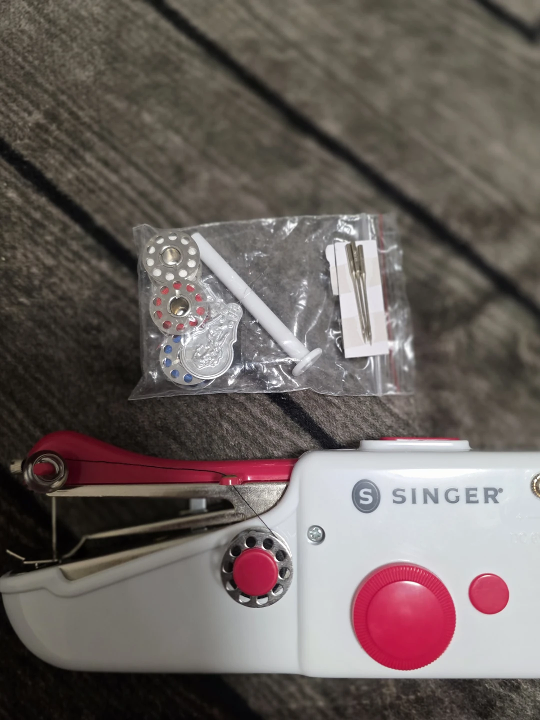 Singer Stitch Sew Quick Handheld Sewing Machine - photo 2
