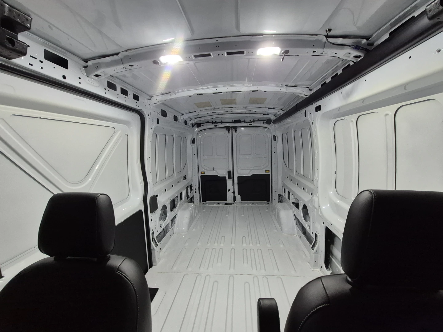 2022 Ford E-Transit Cargo Van - photo 2