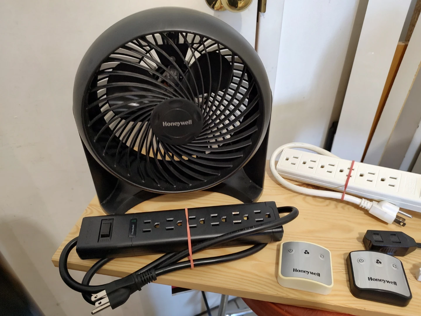 For sale Honeywell and Sunbeam tower and table fans - photo 5