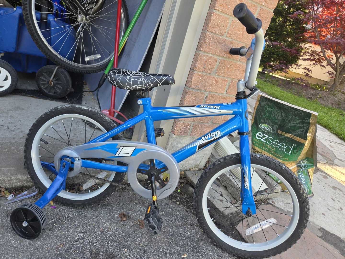 Avigo Spark Blue Kids Bike with Training Wheels