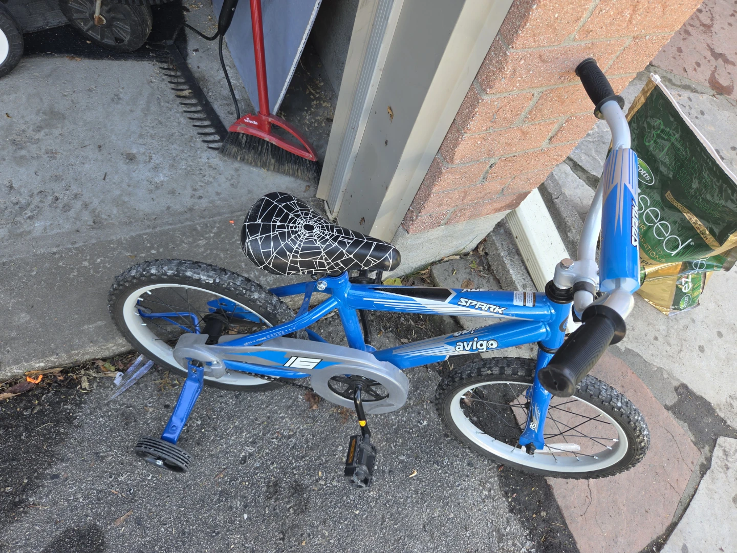 Avigo Spark Blue Kids Bike with Training Wheels - photo 2