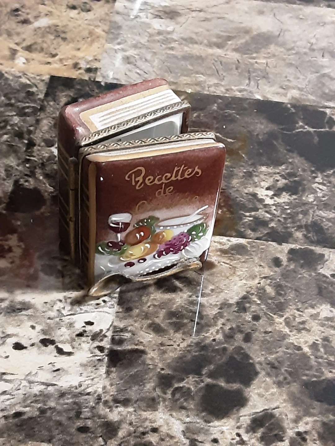 Limoges Pill Box "Recettes de Cuisine"
