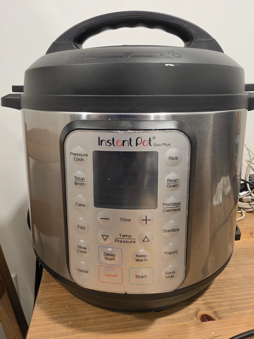 Moving out sale _ Instant Pot Duo Plus 6-Quart
