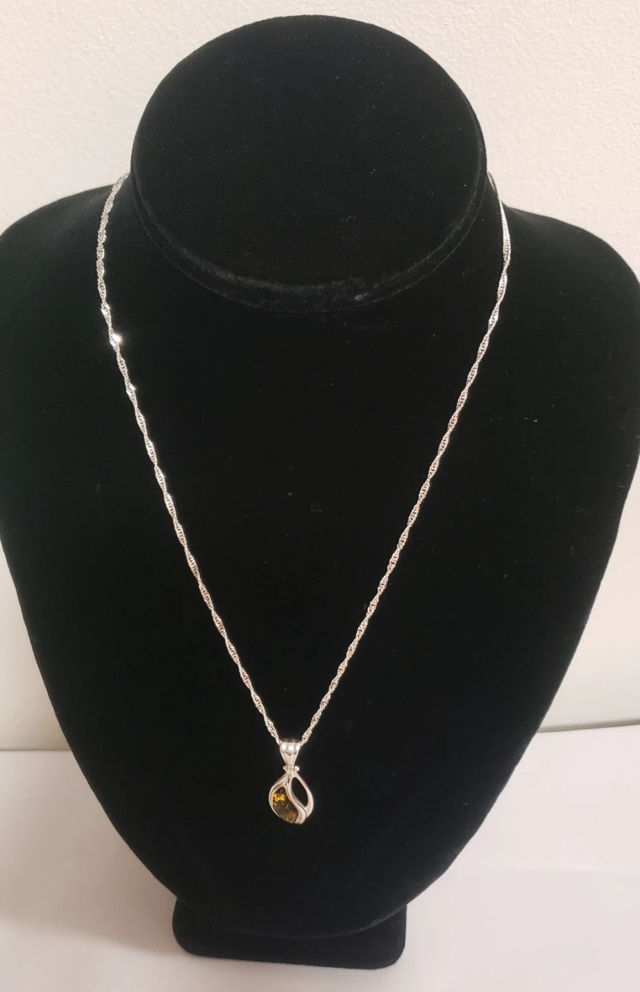 Like New 925 Italy Sterling Silver Shiny Necklace With Pendants