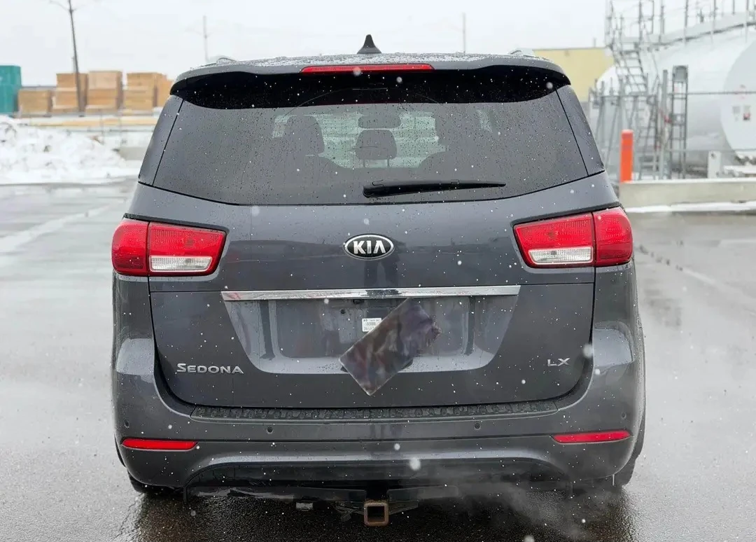 2017 Kia Sedona LX - photo 4