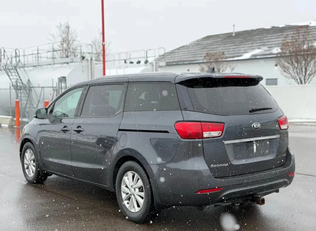 2017 Kia Sedona LX - photo 5