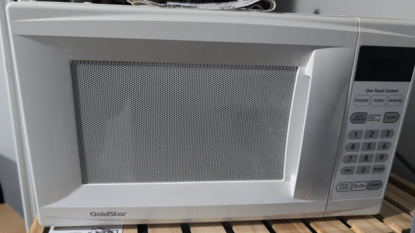 GoldStar Microwave Oven with One Touch Control