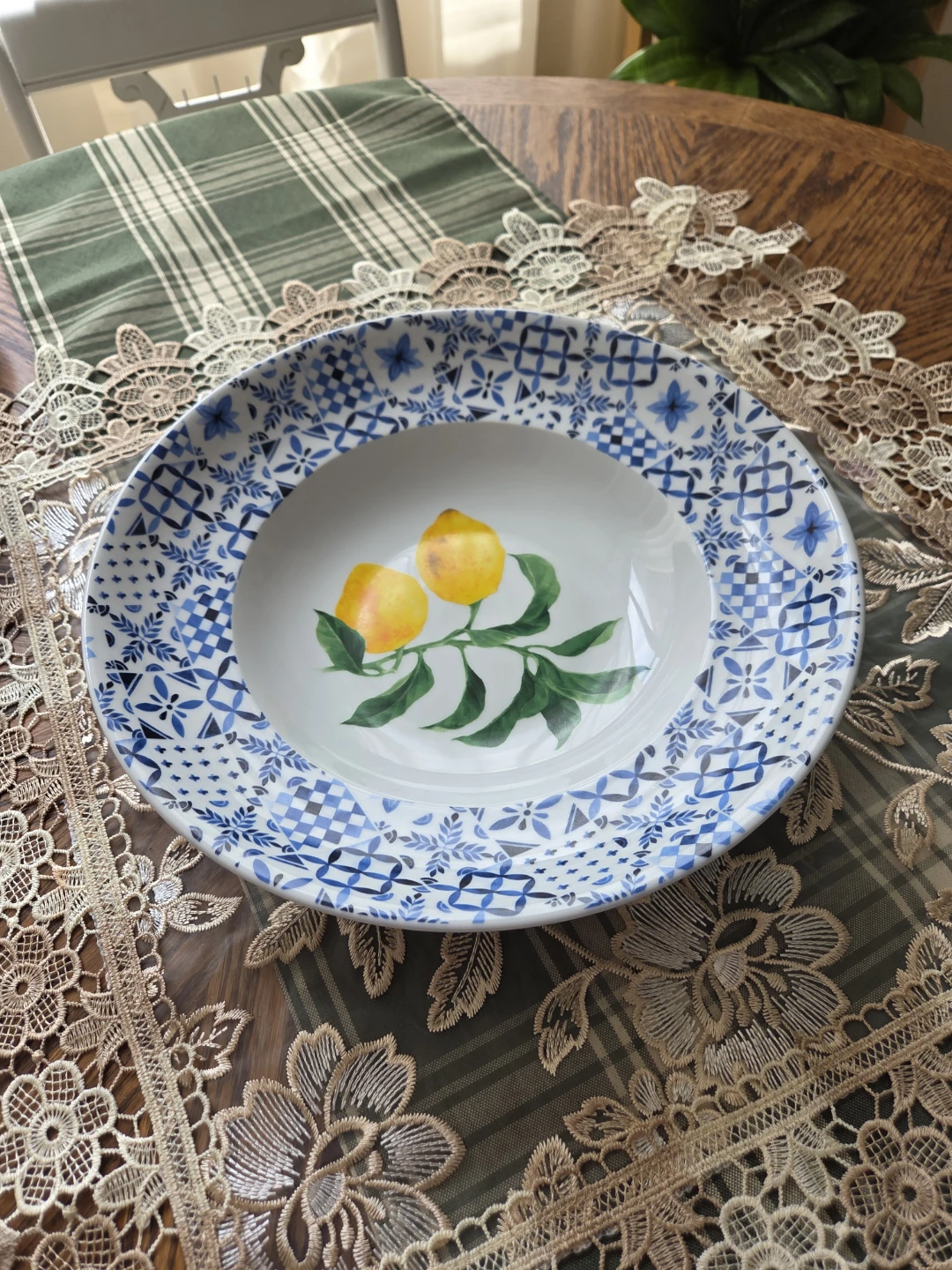 Pasta serving bowl with lemons
