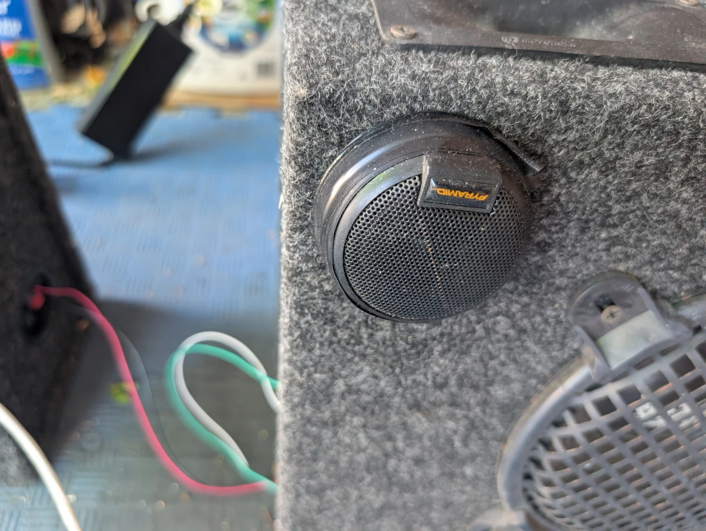 Kenwood 500W amp with 2 8" box speakers - photo 5