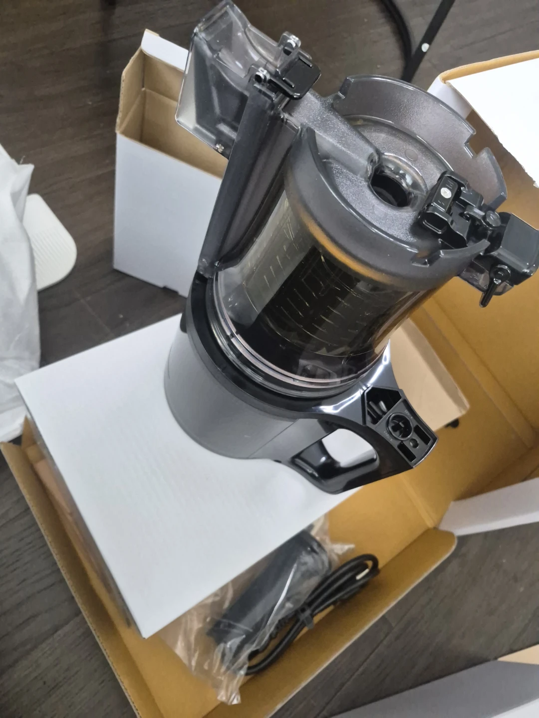 Hurom H400 Easy Clean Slow Juicer - Warm White & Sand Beige - photo 3