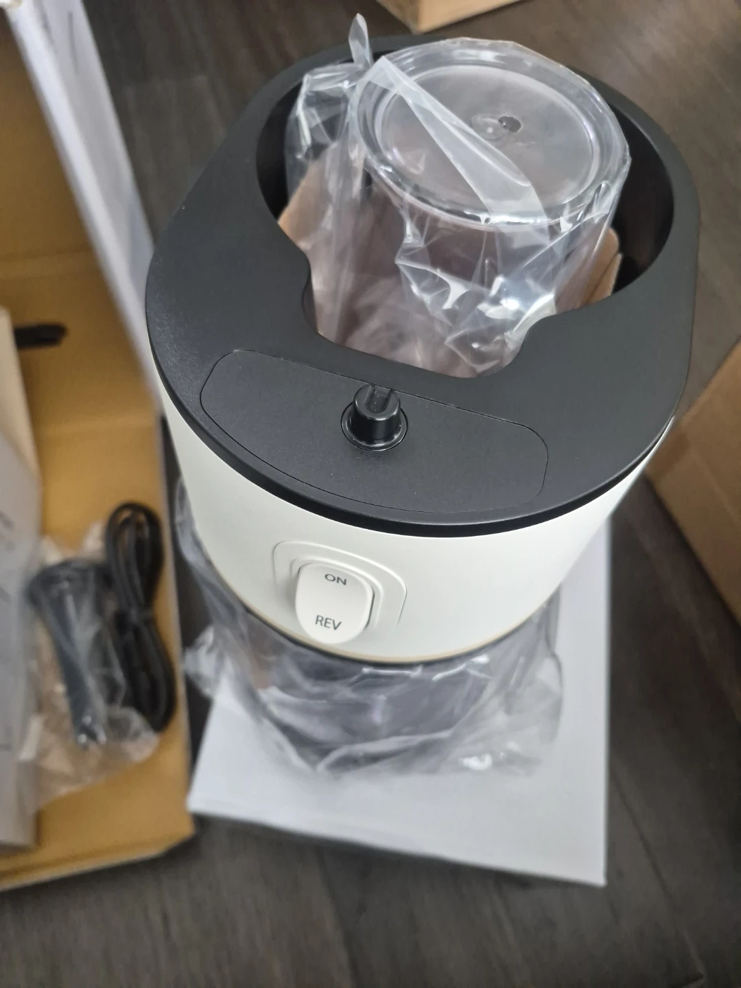 Hurom H400 Easy Clean Slow Juicer - Warm White & Sand Beige - photo 4