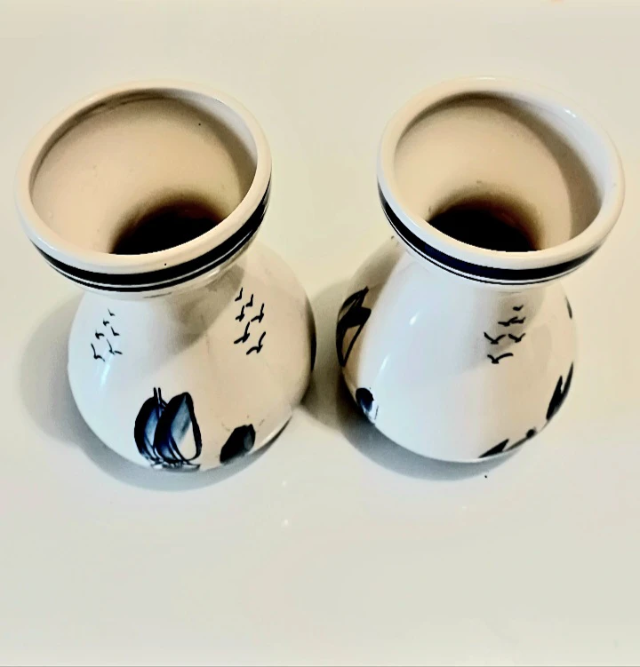 Vtg Pair of Hand Painted Delft Vases - photo 2