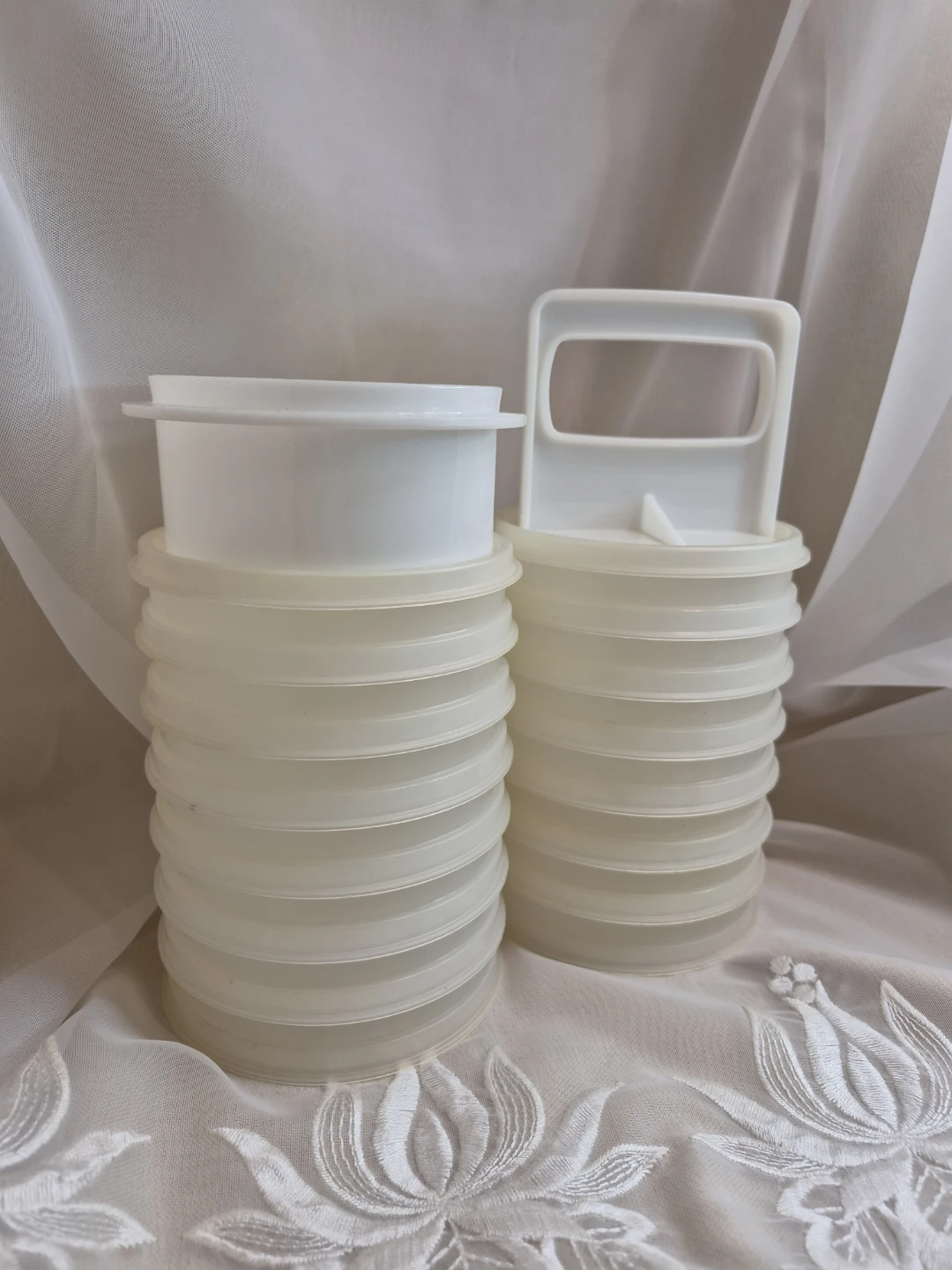 Tupperware 4" Round Hamburger Press with 16 - photo 3