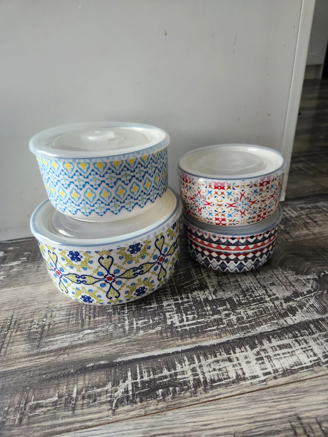 Signature Housewares Set of 4 Ceramic Bowls with Lids