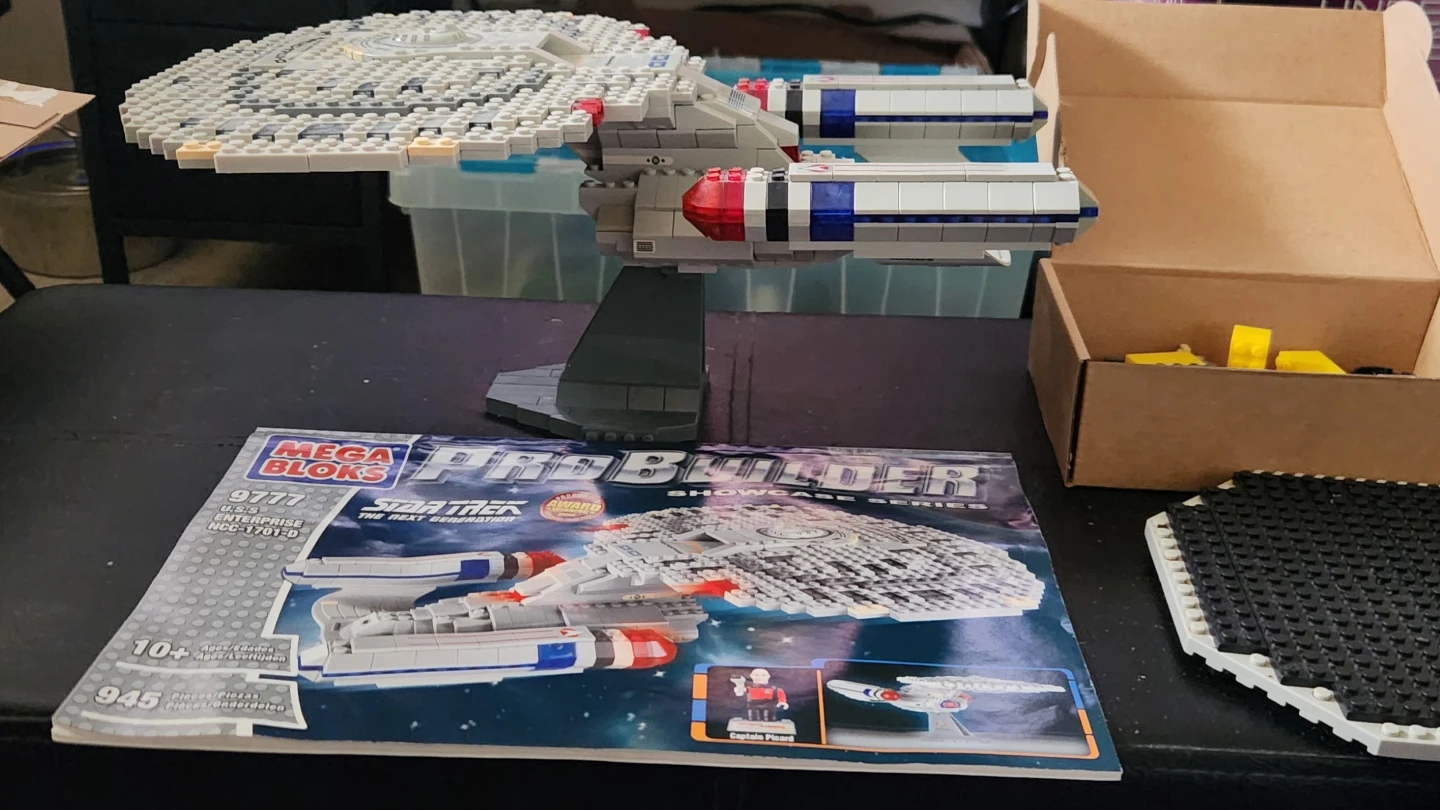 Star Trek TNG Mega Bloks 9777 USS Enterprise Pro Bldrs Showcase - photo 2