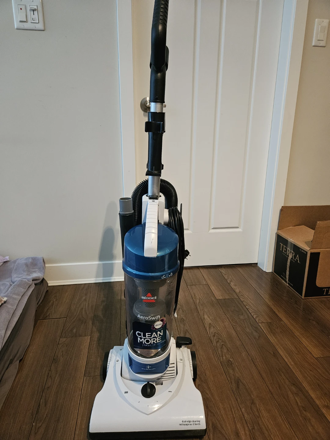 Bissell Vacuum Cleaner - Good Condition - photo 2