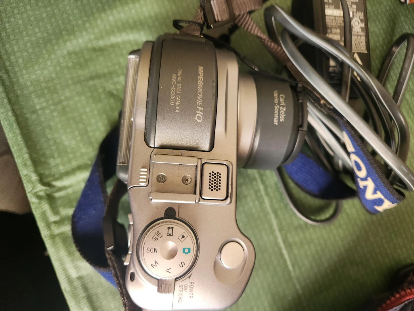 Sony DSC-P200 Cyber-shot Digital Camera - photo 2