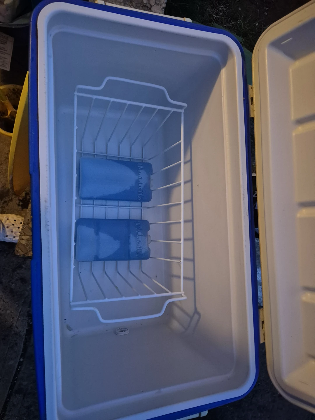 Coleman Cooler with 2 Ice Packs - photo 2
