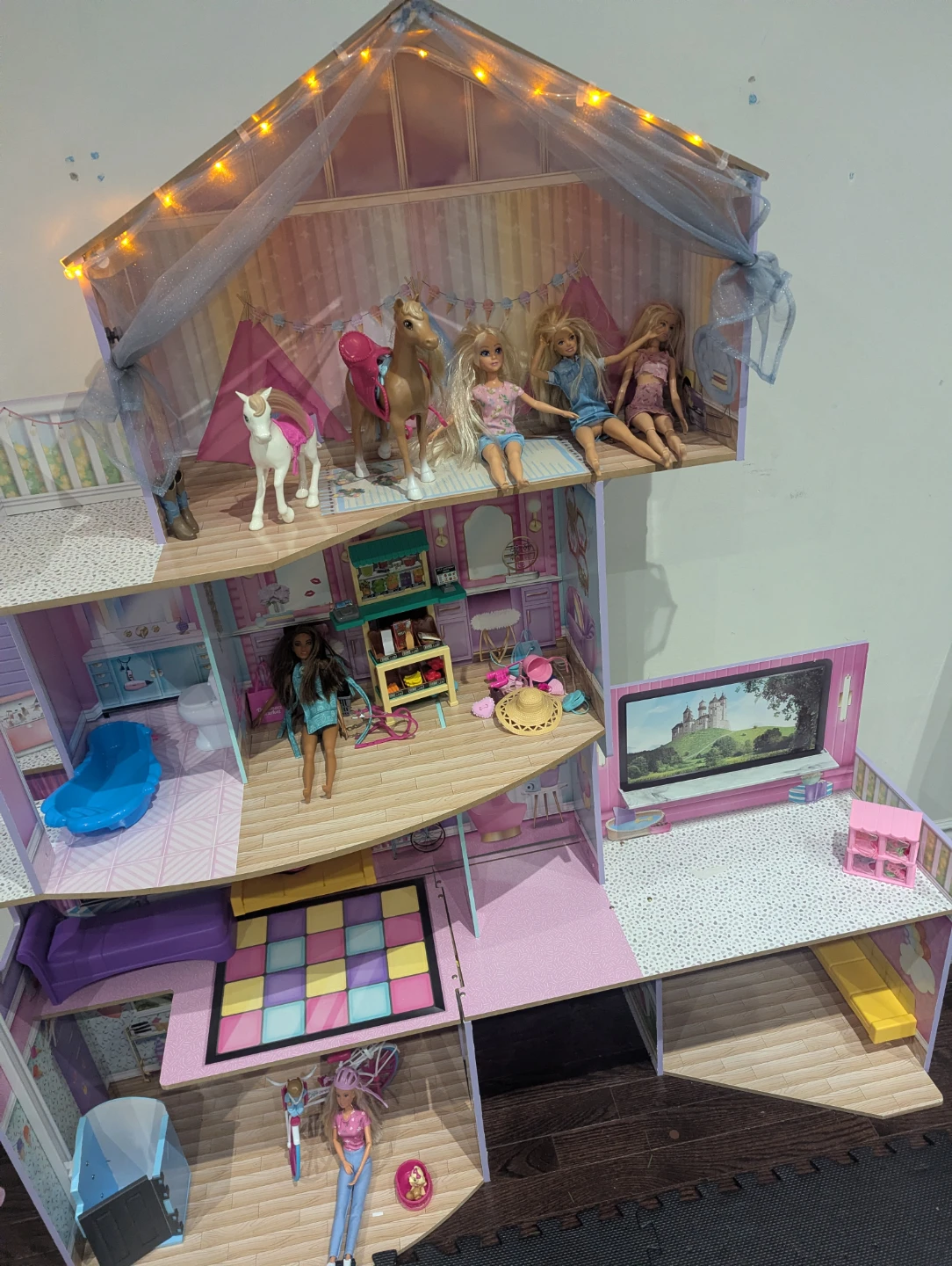Large Dollhouse with Furniture and Dolls - photo 2