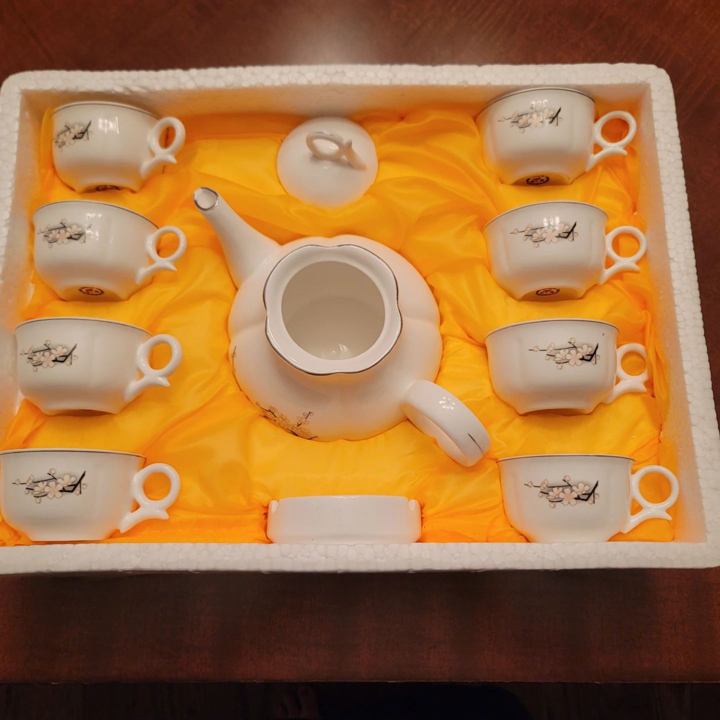 Tea Set with Teapot and Cups