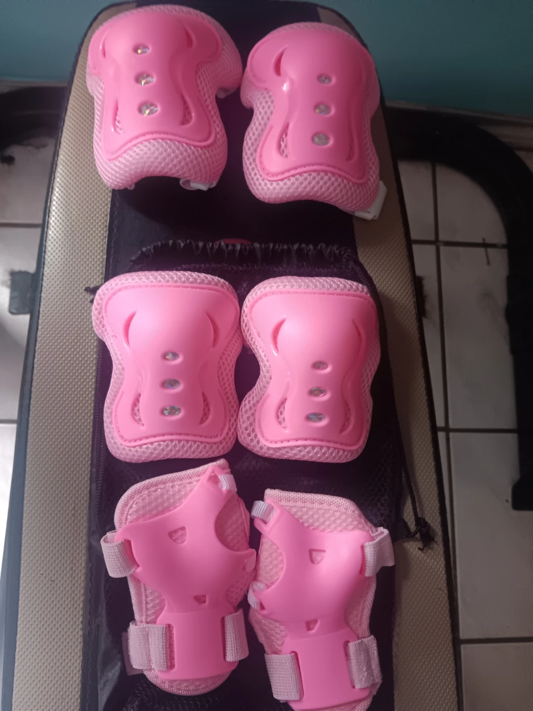 Jeefree Pink & White Roller Skates with Protective Gear - photo 3
