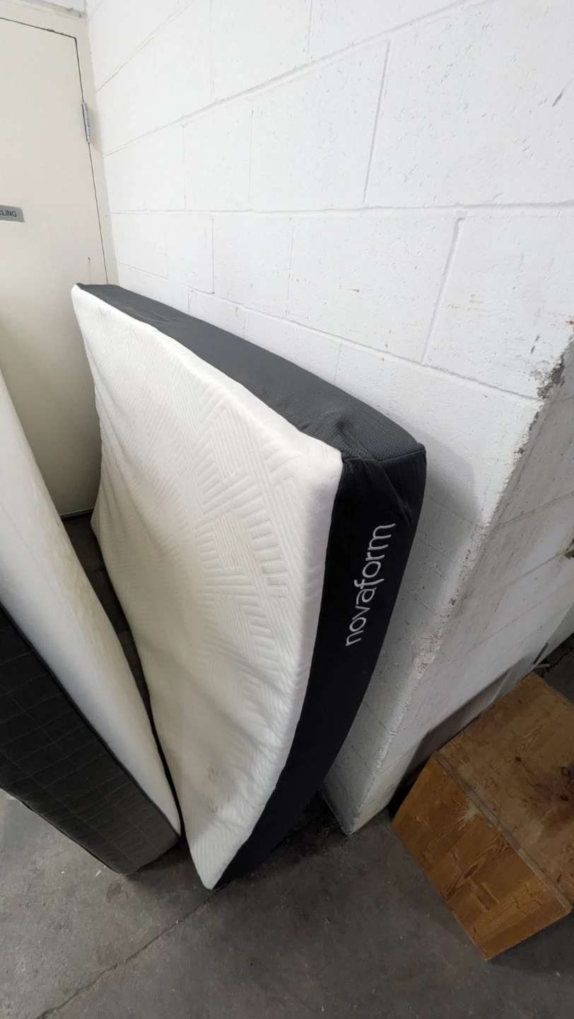 Foam Mattress Topper with 4 pillows - photo 3