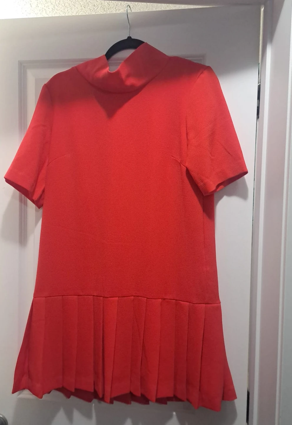 Red short-sleeve pleated dress