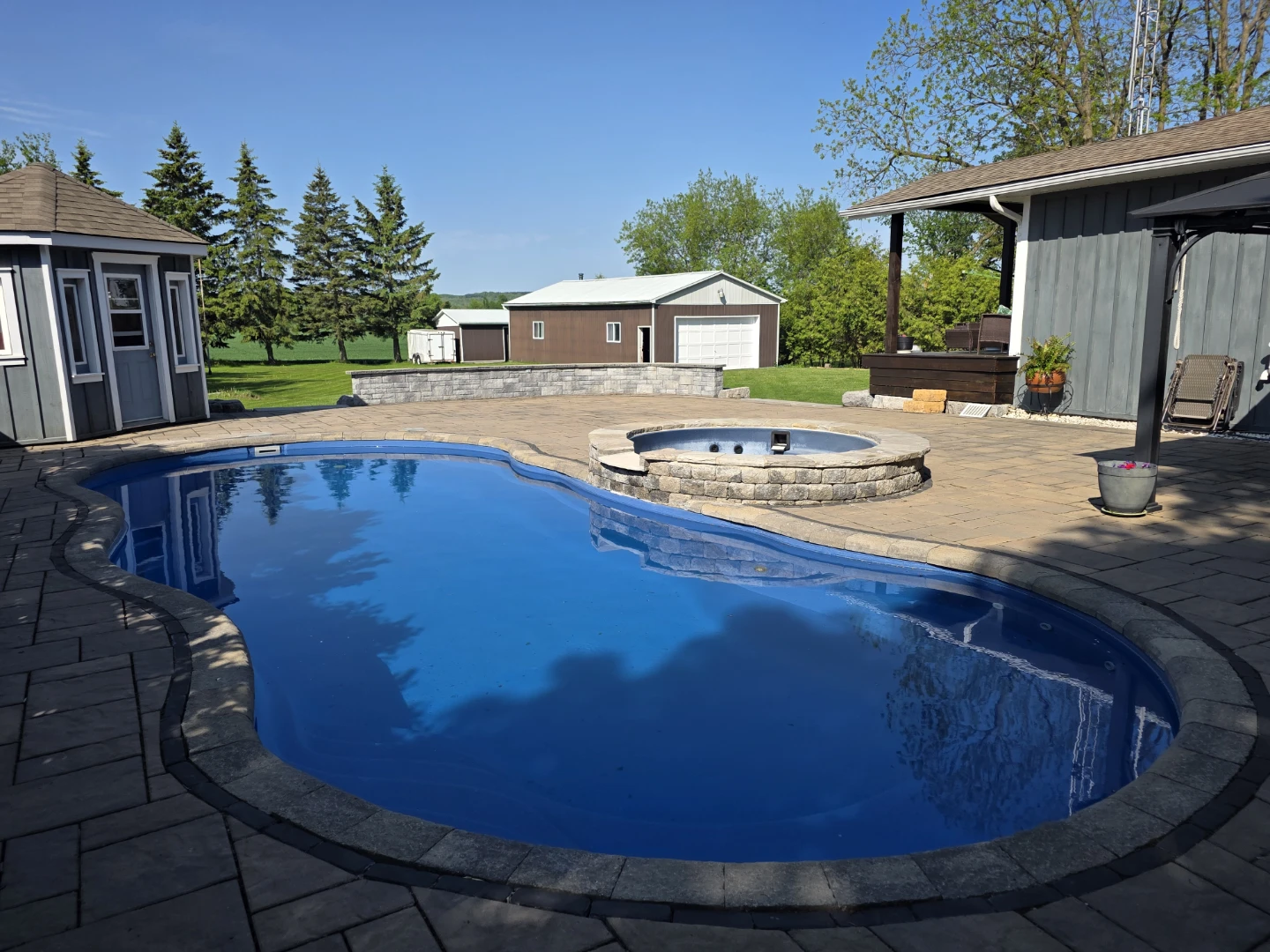 Bungalow in Caledon with Pool and Hot Tub - photo 2