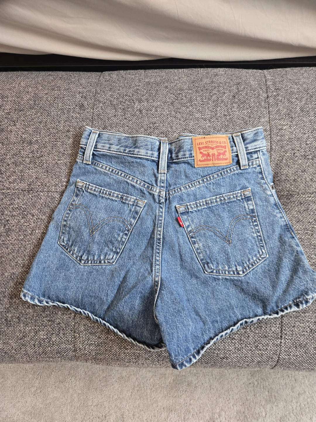 Levi's High Waisted Mom Shorts Size 25 - photo 2
