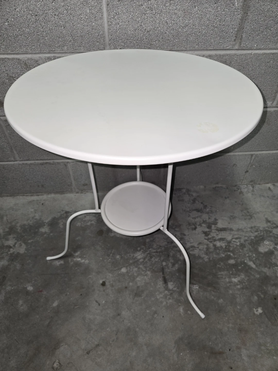 White Round Metal Side Table - photo 4