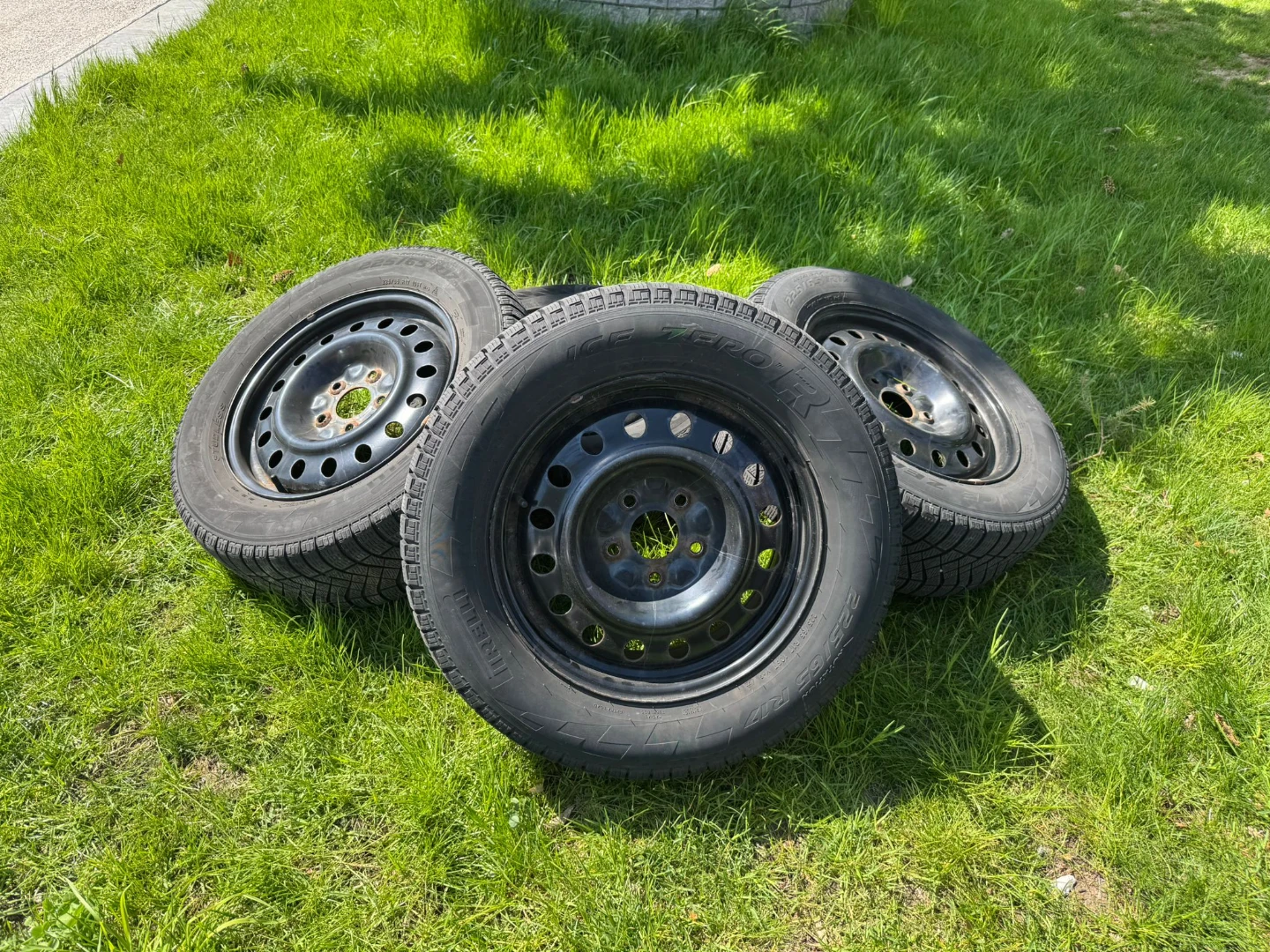 Set of 4 Pirelli Ice Zero FR Winter Tires - 225/65R17 - photo 2