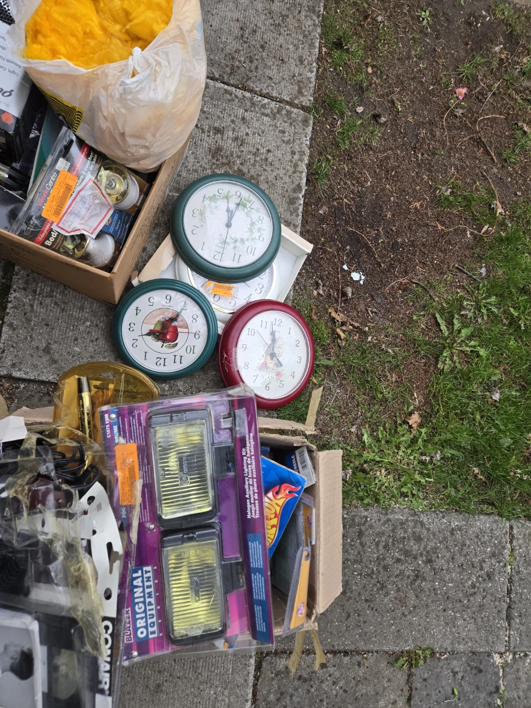 Three wall clocks and other assorted items - photo 2
