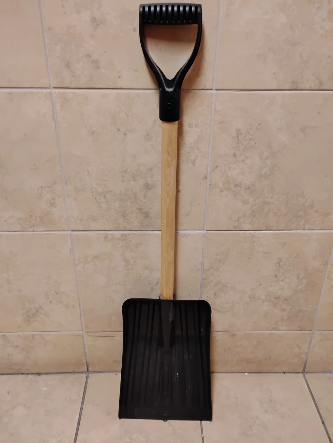3-4 Foot Gardening Shovel w Wooden Handle