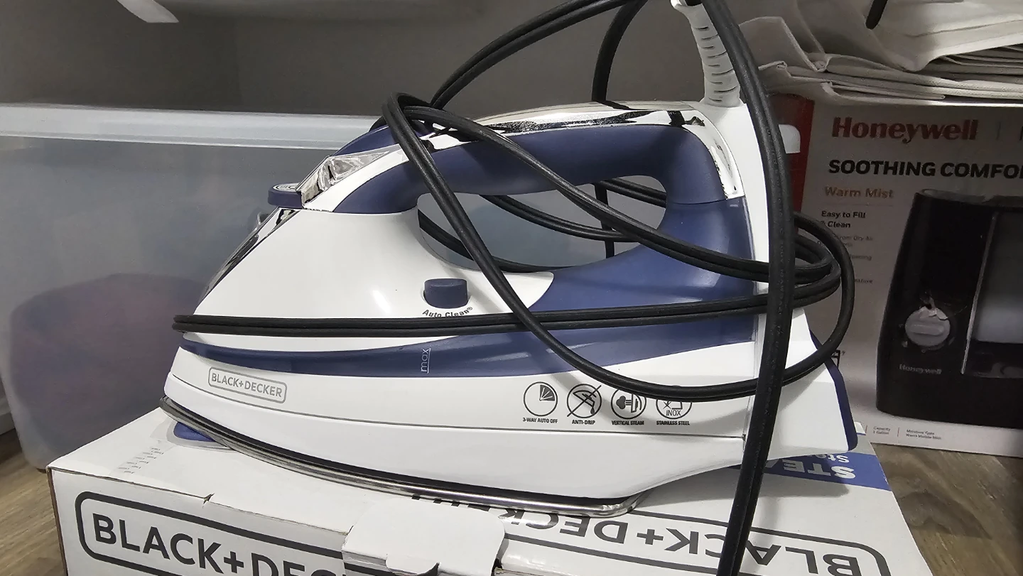 Must go by Wed - Black & Decker Steam Iron