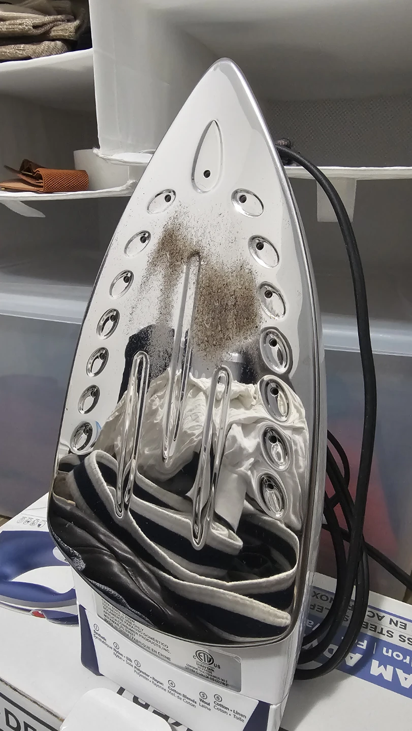 Must go by Wed - Black & Decker Steam Iron - photo 2