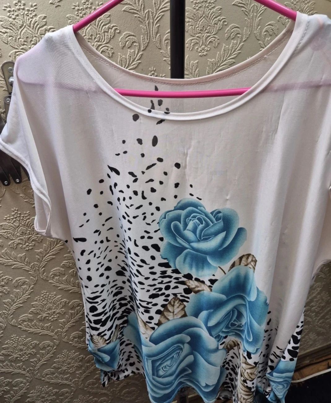 White T-Shirt with Teal Roses and Dalmatian Print l-xl - photo 2