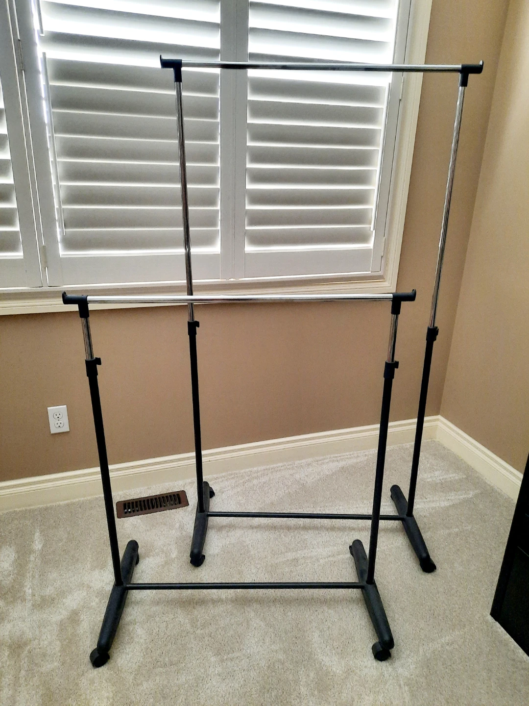 Adjustable clothes rack