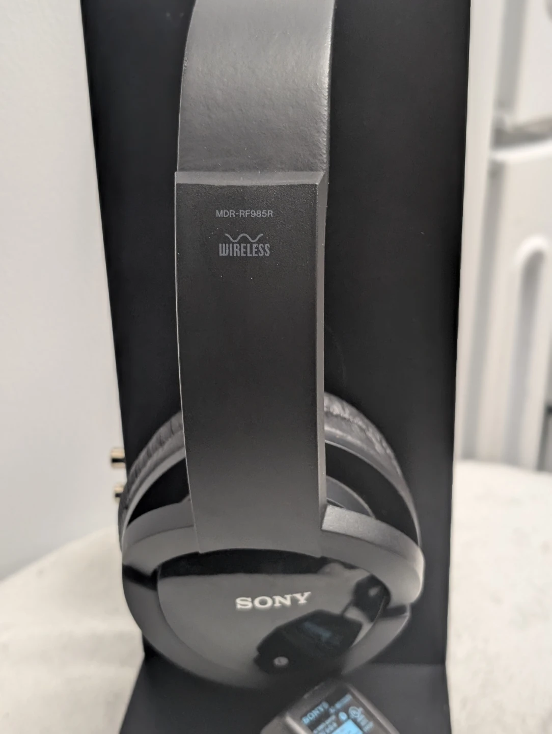 Sony MDR-RF985R Wireless Headphones with Stand and AC Adapter - photo 2