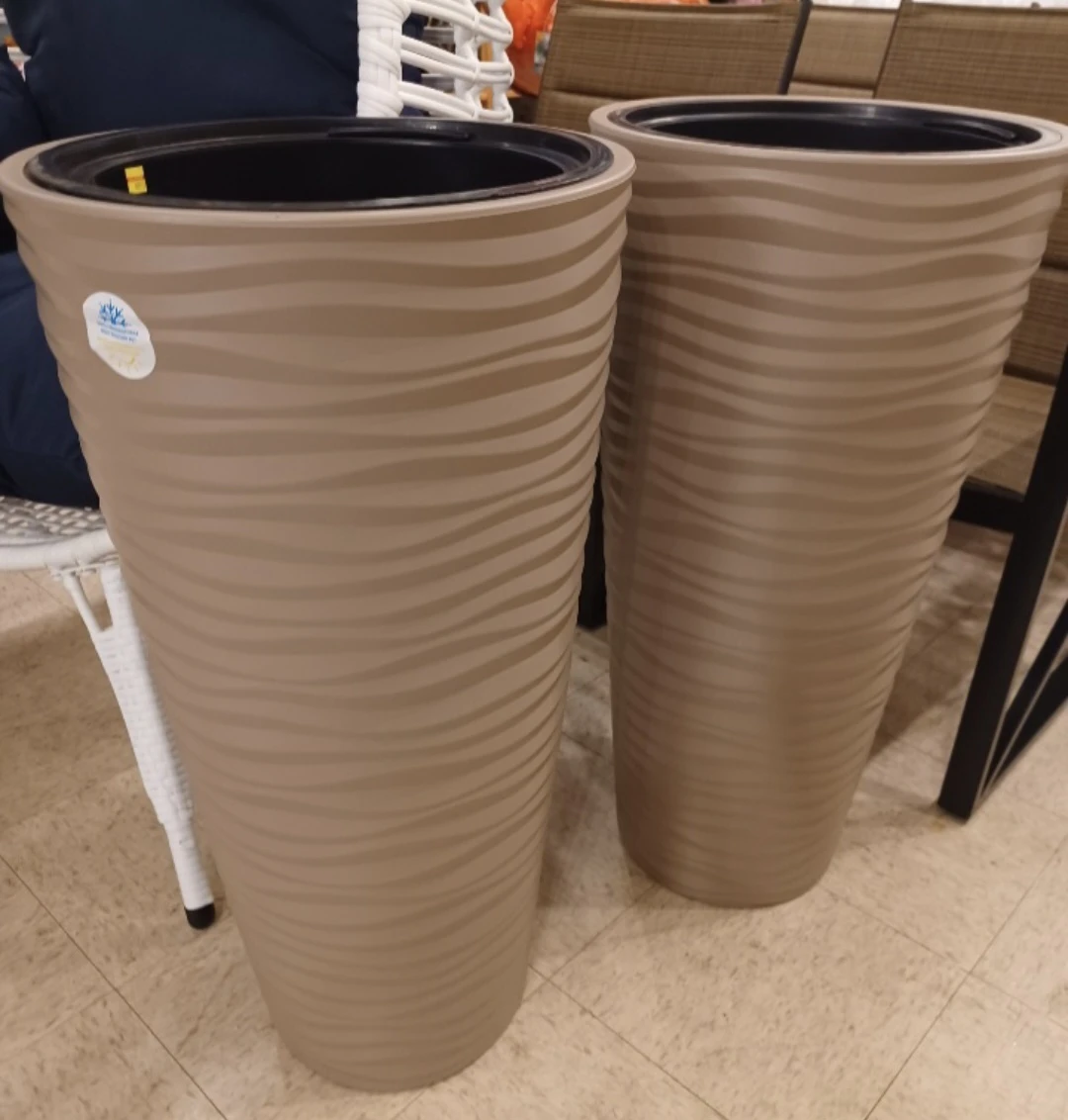 New 31" Modern Wave Design Tall Planter Pots with insert - photo 3