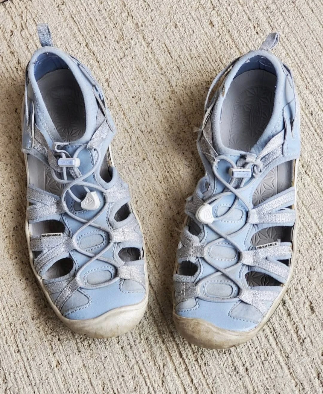 Keen washable sandals in girls size 4. Pick up in Kitchener, $20