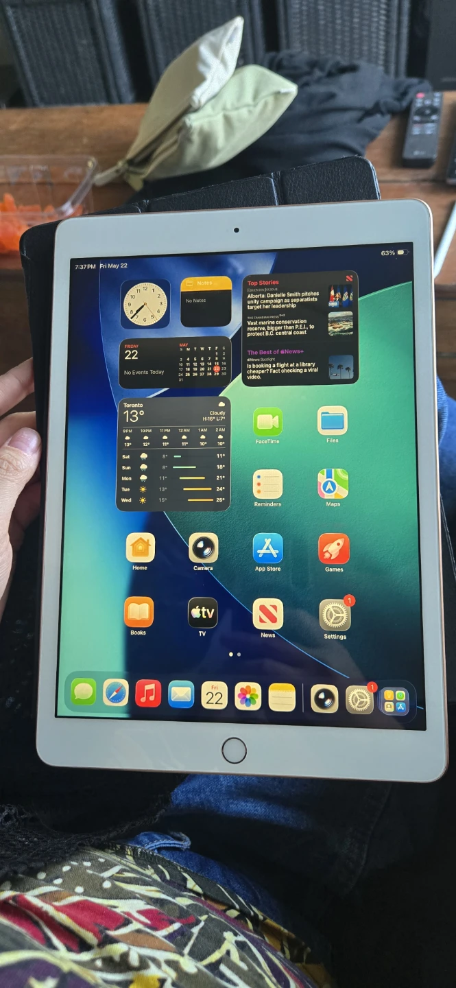 Apple iPad (8th Generation) 128GB Gold - photo 2