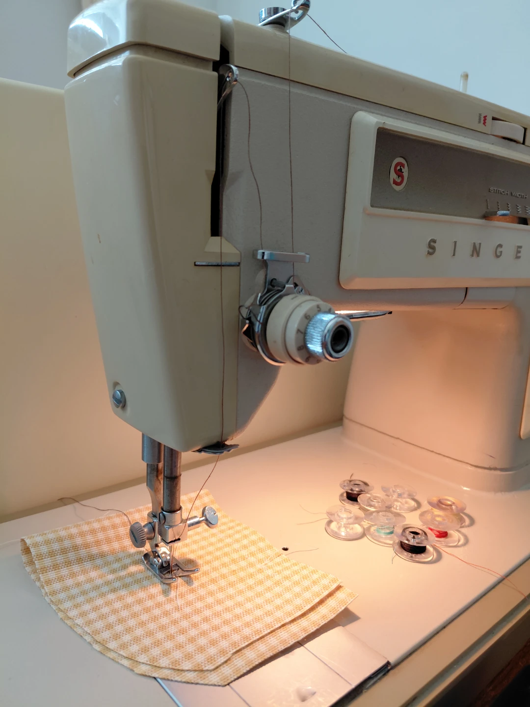 Singer Sewing Machine *Pickup on Mount Albion Rd L8K5T3* - photo 3